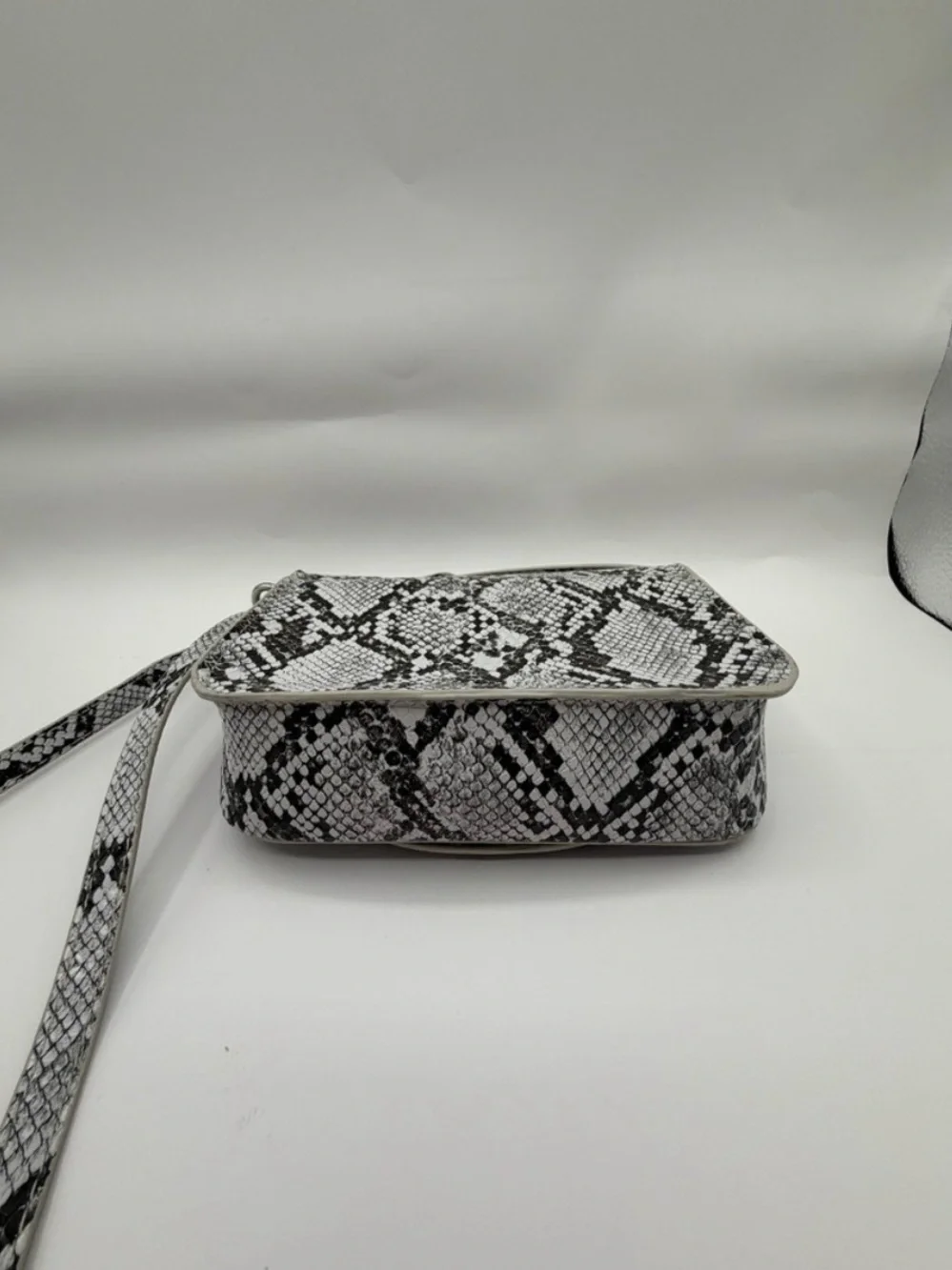 Urban Outfitters Snakeskin Crossbody Bag Small Black White Faux Leather Chain - Picture 5 of 9